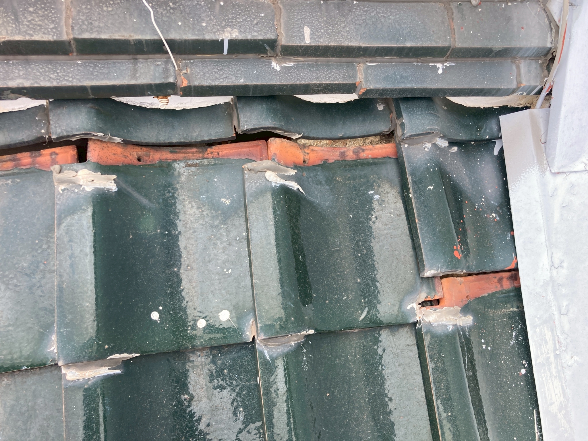 棟から瓦が抜けている